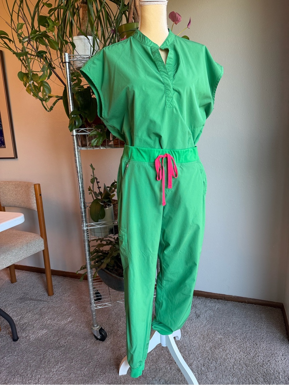 Figs FreeX Women’s Medium Scrub Set, Rafaela Top and Zamora Jogger, Safety Green